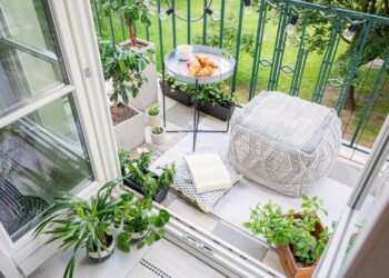 CUM SĂ-ȚI PREGĂTEȘTI BALCONUL PENTRU VARĂ: 3 IDEI SIMPLE