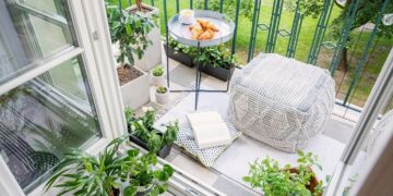 CUM SĂ-ȚI PREGĂTEȘTI BALCONUL PENTRU VARĂ: 3 IDEI SIMPLE