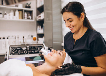 Pat cosmetică – cum alegi modelul potrivit pentru salonul tău