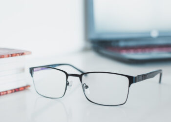 De ce să îți cumperi ochelarii dintr-o optică medicală și nu online