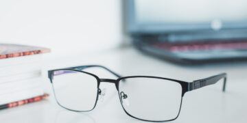 De ce să îți cumperi ochelarii dintr-o optică medicală și nu online